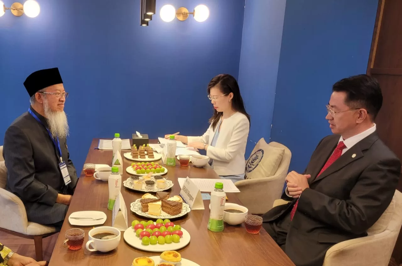 NMUC Founder, Dato' Captain Razali Yaacob was meeting with Prof.Dr. Shan Honhjun, President of DMU Netherlands Maritime University College (NMUC) Prof.Dr. Shan Honhjun