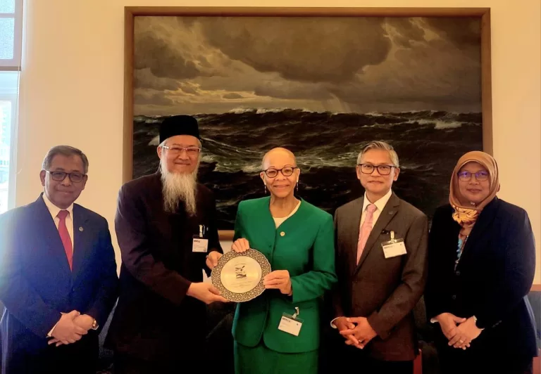 Our founder Dato Captain Razali Yaacob exchanging memento with Professor Max Mejia & Dr Cleopatra Doumbia-Henry together